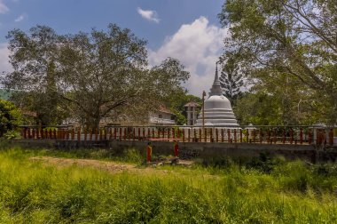 Asya, Sri Lanka 'daki Kandy-Colombo ana hattına yakın bir Budist türbesi.