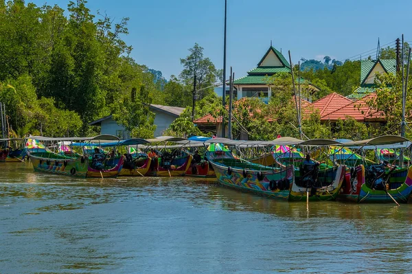 Hosszú Farkú Hajók Kora Reggel Várják Turistákat Hogy Elmenjenek Phang — Stock Fotó