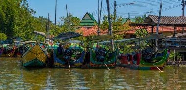 Renkli uzun kuyruklu sürat tekneleri sabahın erken saatlerinde Phang Nga Körfezi, Tayland 'a gitmek için hazır.