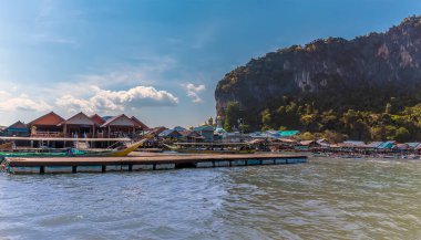 Tayland 'ın Phang Nga Körfezi' ndeki Ko Panyi yerleşim alanından ayrılan manzara.