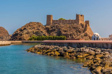 Yazın sonlarında Umman, Muscat 'taki Portekiz Kalesi' ne doğru bir manzara.