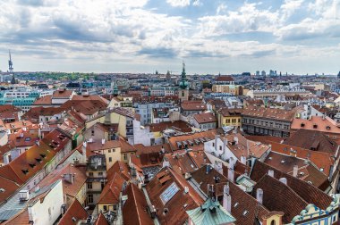 İlkbaharda Prag 'ın merkezindeki çatıların karşısındaki eski kasaba meydanındaki belediye kulesinden bir hava manzarası.