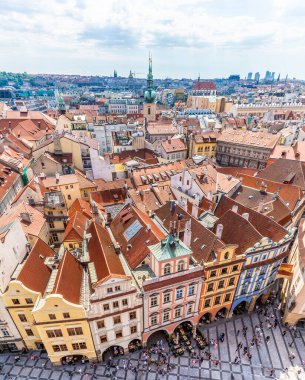 İlkbaharda Prag 'ın merkezindeki şehir meydanındaki belediye binasının çatısından manzaralı bir manzara.