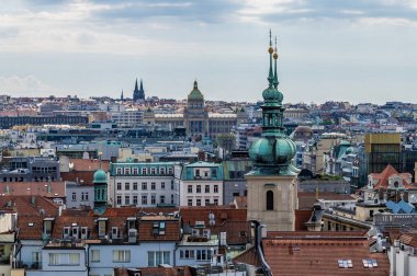 Eski kasaba meydanındaki belediye kulesinden bir hava manzarası. Prag 'ın merkezinde bahar zamanı süslü kulelerin yanından geçiyor.