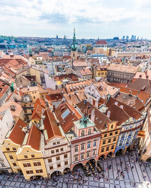 İlkbaharda Prag 'ın merkezindeki şehir meydanındaki belediye binasının çatısından manzaralı bir manzara.