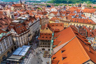 İlkbaharda Prag 'ın merkezinde şehir meydanındaki belediye kulesinden Vltava Nehri' nin batı yakasına doğru çatılar boyunca uzanan bir hava manzarası.