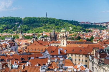 İlkbaharda Prag 'ın merkezindeki şehir meydanındaki belediye kulesinden Petrin kulesine doğru bir hava manzarası.