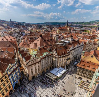İlkbaharda Prag 'ın merkezindeki şehir meydanındaki belediye kulesinden Vltava nehrine bakan bir hava manzarası.