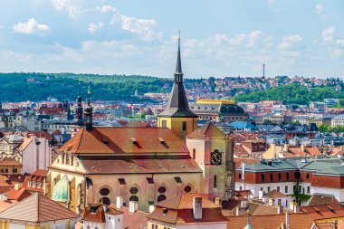 İlkbaharda Prag 'ın merkezinde şehir meydanındaki belediye kulesinden Vltava nehrine doğru bir hava manzarası.