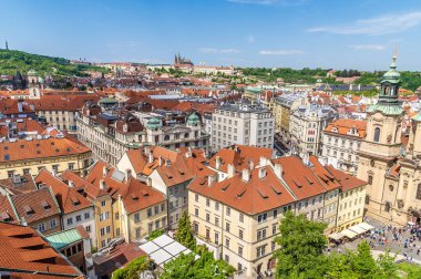 Vltava Nehri 'nin batı yakasına doğru çatılardan ve Prag' ın orta kesimindeki eski kasaba meydanındaki Belediye Binası 'nın kale kompleksinden bir hava manzarası.
