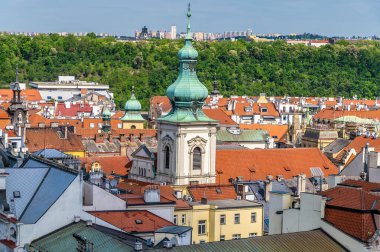 İlkbaharda Prag 'ın merkezindeki şehir meydanındaki belediye binasının çatılarından kuzeye bakan bir hava manzarası.