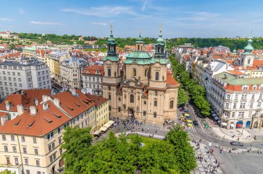 İlkbaharda Prag 'ın merkezinde şehir meydanındaki belediye kulesinden Paris' e doğru bir hava manzarası.