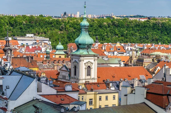 İlkbaharda Prag 'ın merkezindeki şehir meydanındaki belediye binasının çatılarından kuzeye bakan bir hava manzarası.