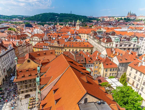 Vltava Nehri 'nin batı kıyısındaki kale kompleksine doğru, Prag' ın orta kesimindeki eski kasaba meydanındaki belediye kulesinden havadan bir görüntü.