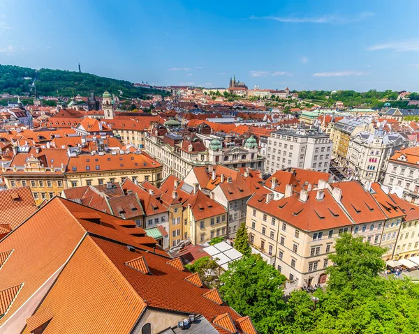 Vltava Nehri 'nin batı kıyısındaki uzak kale kompleksine doğru bir hava manzarası. Prag' ın orta kesimindeki eski şehir meydanındaki belediye binasından.