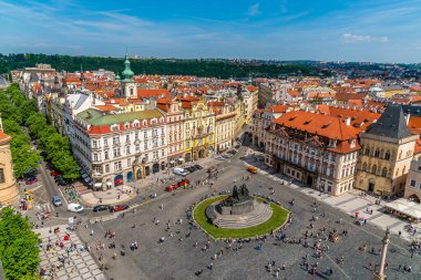 İlkbaharda Prag şehir merkezindeki belediye kulesinden eski kasaba meydanının karşısındaki hava manzarası.