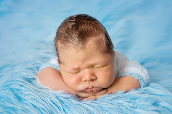 青の背景で眠っている新生児の肖像画 — ストック写真