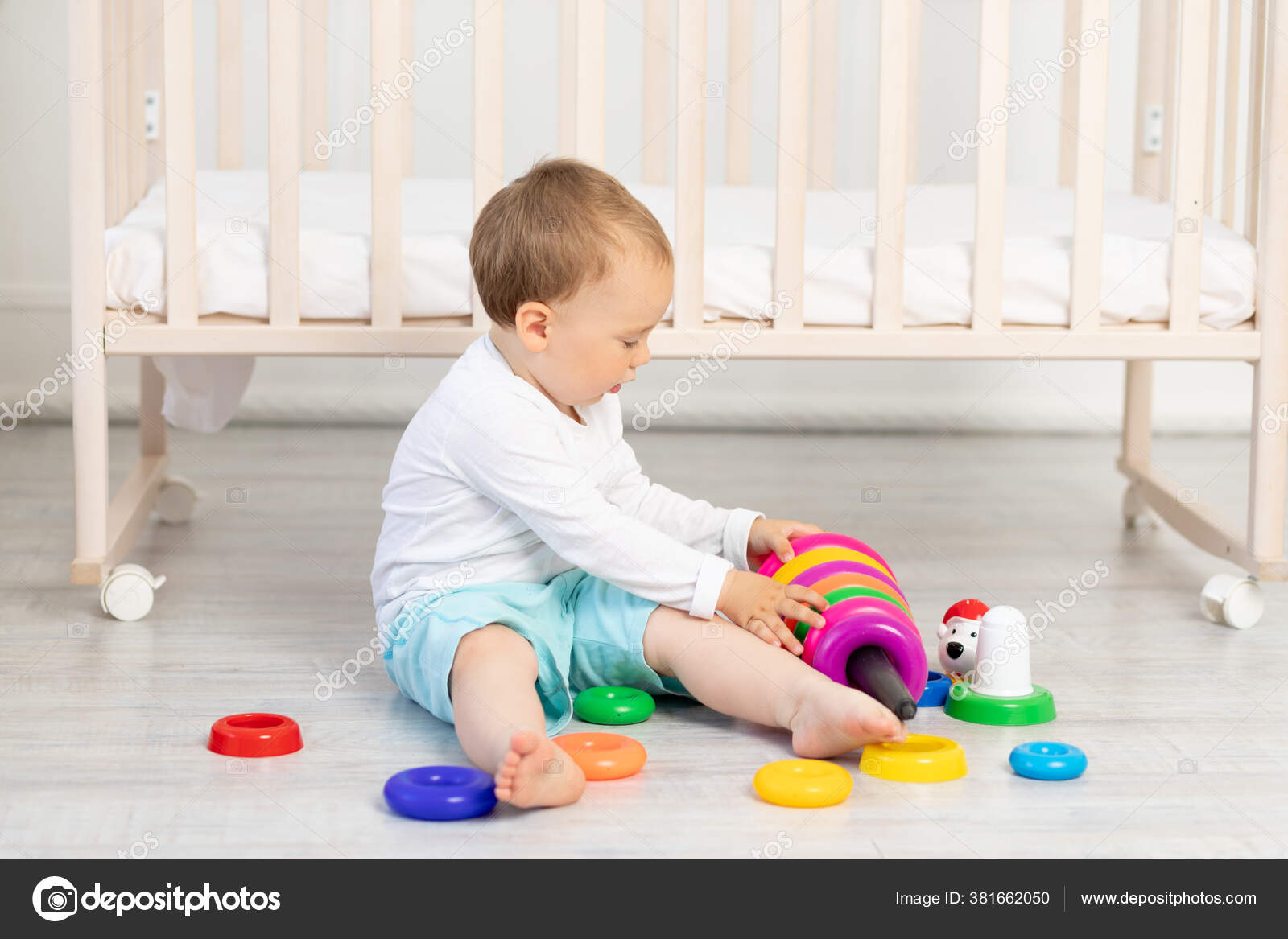 Um menino está jogando uma máquina de escrever em um fundo