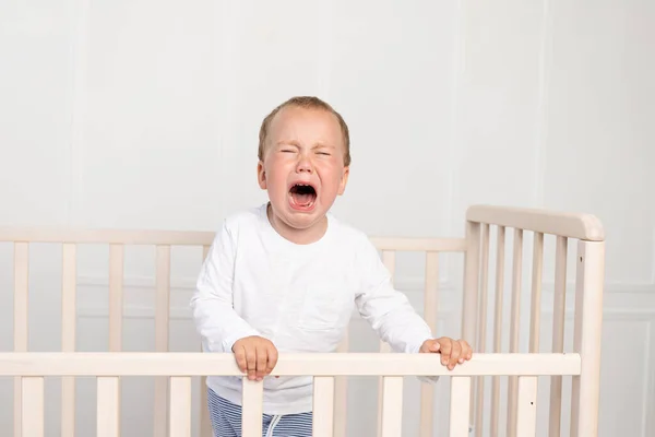 Ένα Μικρό Αγόρι Ετών Κλαίει Στην Κούνια Γονείς Δεν Πλησιάζουν — Φωτογραφία Αρχείου