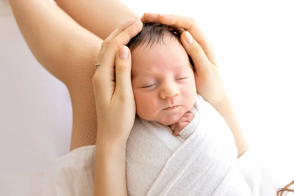 Madre Bebé Recién Nacido Una Madre Sostiene Pequeño Hijo Sus —  Fotos de Stock