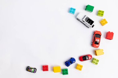 oyuncak Conuctor ve otomobiller, beyaz arkaplanda üst görünüm, metin için yer