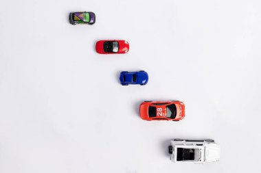 oyuncak Conuctor ve otomobiller, beyaz arkaplanda üst görünüm, metin için yer