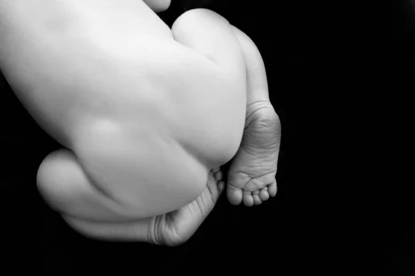 Siyah Arka Planda Yeni Doğmuş Bir Bebeğin Poposu Olan Bacaklar — Stok fotoğraf