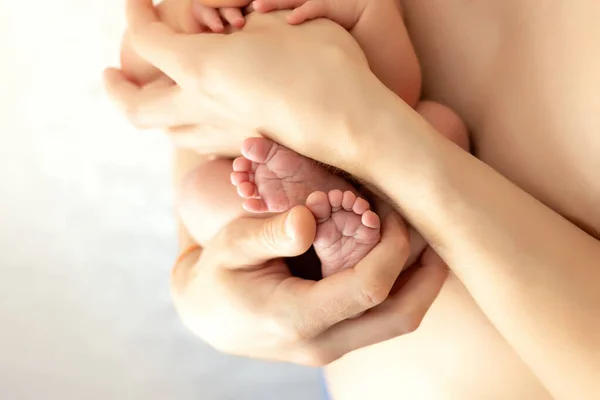 Padre Sostiene Recién Nacido Sus Brazos Las Piernas Recién Nacido —  Fotos de Stock