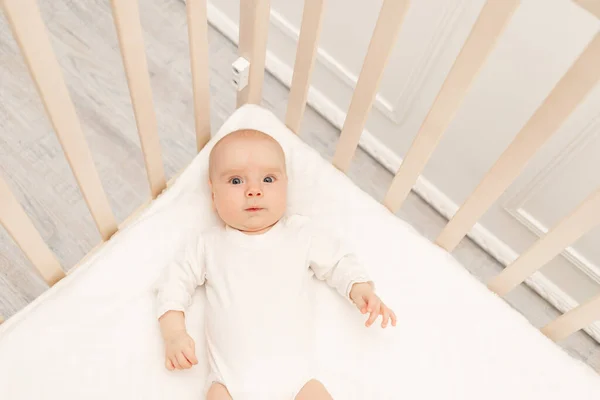 Bebé Dormido Juguete Una Cuna Blanca Guardería Interior Ropa Cama —  Fotos de Stock