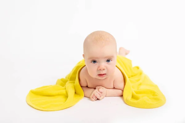 Baby Flicka Handduk Efter Bad Vit Isolerad Bakgrund Tittar Kameran — Stockfoto