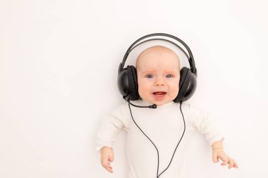 Beyaz arka planda kulaklıklı bir çocuğun portresi. Evde kal, Coronavirus 19. Bebeğim 6 aydır müzik dinliyoruz. Metin için boşluk