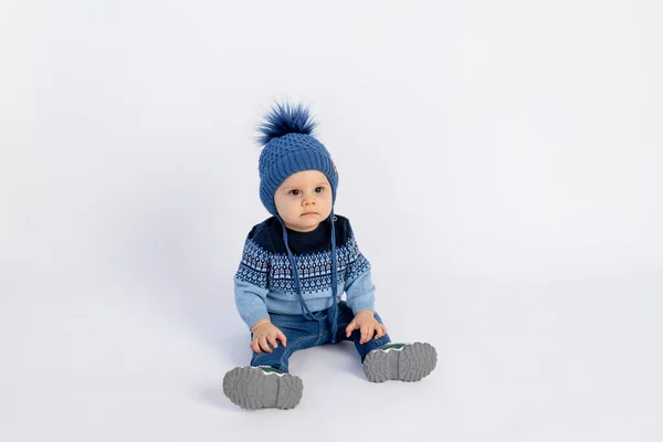 Nascido Roupas Quentes Rosa Fundo Azul Temporada Inverno Bebê Saudável — Fotografia de Stock