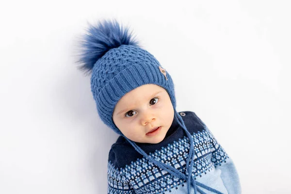 Menino Sorridente Chapéu Inverno Com Pompom Mente Olha Para Câmera — Fotografia de Stock