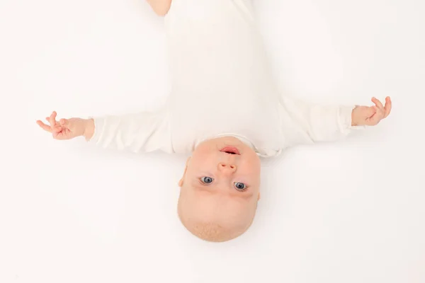 Roztomilé Dítě Dívka Bílém Obleku Bílém Izolovaném Pozadí Při Pohledu — Stock fotografie