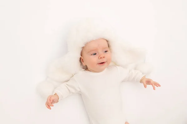 白い毛皮の冬の帽子のかわいい女の子白い隔離された背景に 赤ちゃん暖かい帽子の3ヶ月 テキストのためのスペース — ストック写真