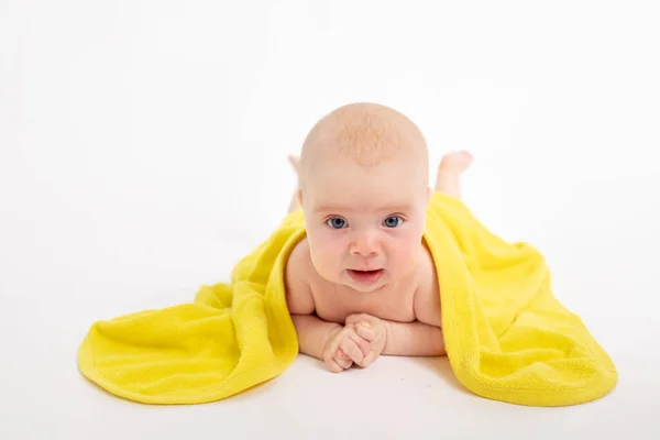 Baby Flicka Handduk Efter Bad Vit Isolerad Bakgrund Tittar Kameran — Stockfoto