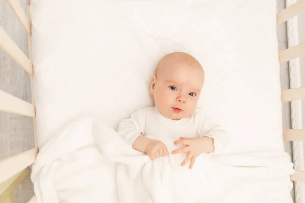 Slapen Baby Zijn Speelgoed Witte Wieg Kinderkamer Interieur Beddengoed Voor — Stockfoto