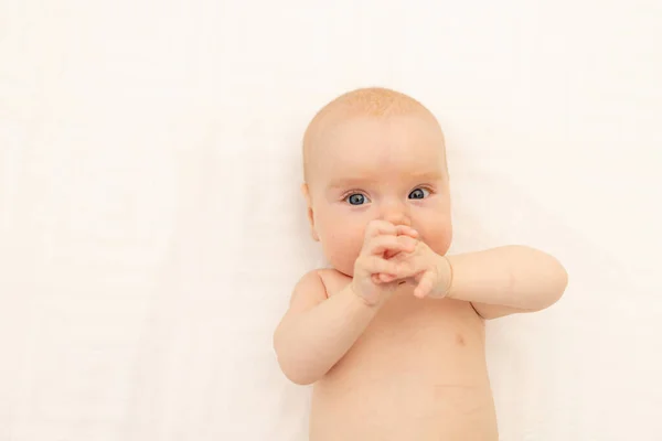 Portret Dziecka Białym Tle Rękami Ustach Pościel Dla Dzieci Sześć — Zdjęcie stockowe