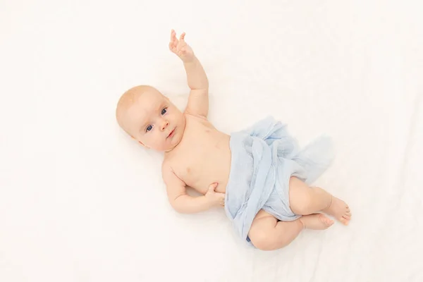 Retrato Bebé Sobre Fondo Blanco Con Naranjas Ropa Cama Para —  Fotos de Stock