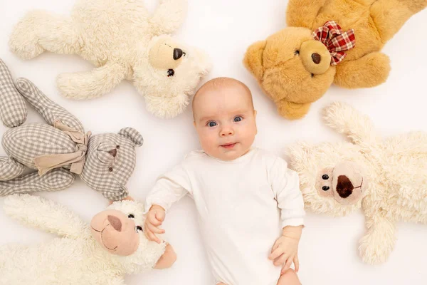 Retrato Niño Sobre Fondo Blanco Con Peluches Oso Bebé Meses —  Fotos de Stock