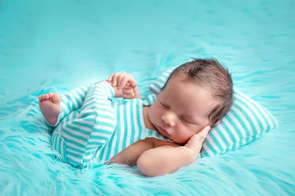 青い毛皮の背景に生まれたばかりの赤ん坊の肖像0 14日新生児の夢 — ストック写真