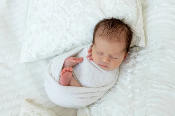 新出生的男婴睡在白色床上 14天 — 图库照片