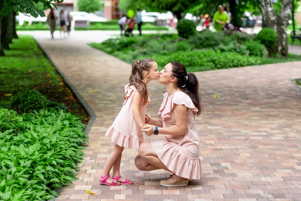 Glückliche Mutter Und Tochter Jahre Gehen Sommer Park Spazieren Mutter — Stockfoto