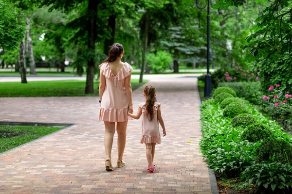 Glückliche Mutter Und Tochter Jahre Alt Spazieren Sommer Park Händchen — Stockfoto