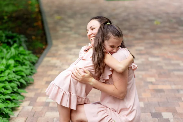 Madre Hija Felices Años Edad Caminan Parque Verano Madre Abraza —  Fotos de Stock