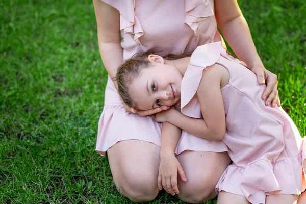Mutter Und Tochter Jahre Gehen Sommer Park Spazieren Die Tochter — Stockfoto
