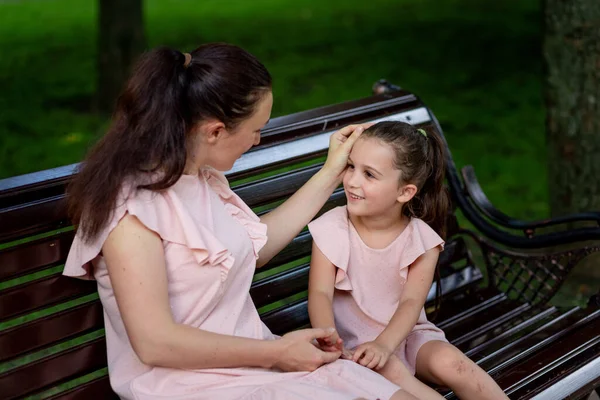 Madre Hija Años Caminando Parque Verano Madre Hablando Con Hija —  Fotos de Stock