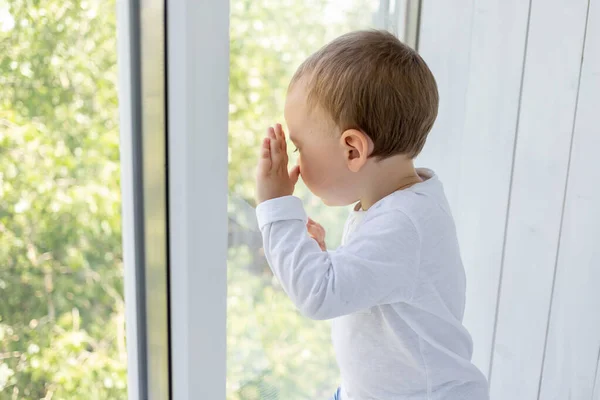 Маленький Хлопчик Роки Стоїть Біля Вікна Чекає Маму Тата — стокове фото