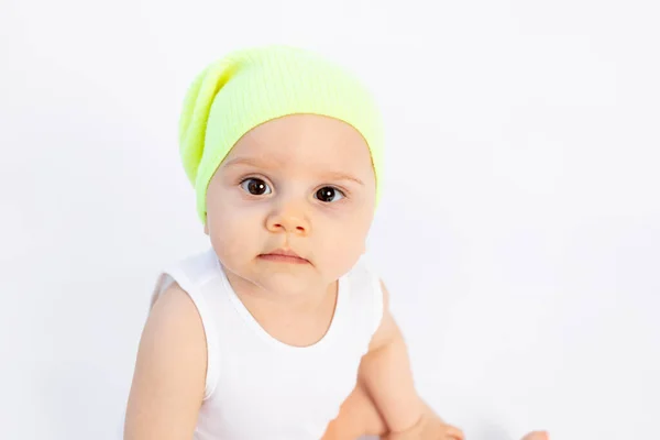 Criança Pequena Menino Meses Sentado Fundo Branco Chapéu Retrato Até — Fotografia de Stock