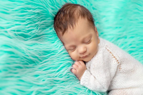 新生儿10天 脸上挂着笑容睡在蓝色的背景上 孩子的近视 沉着的睡眠 — 图库照片